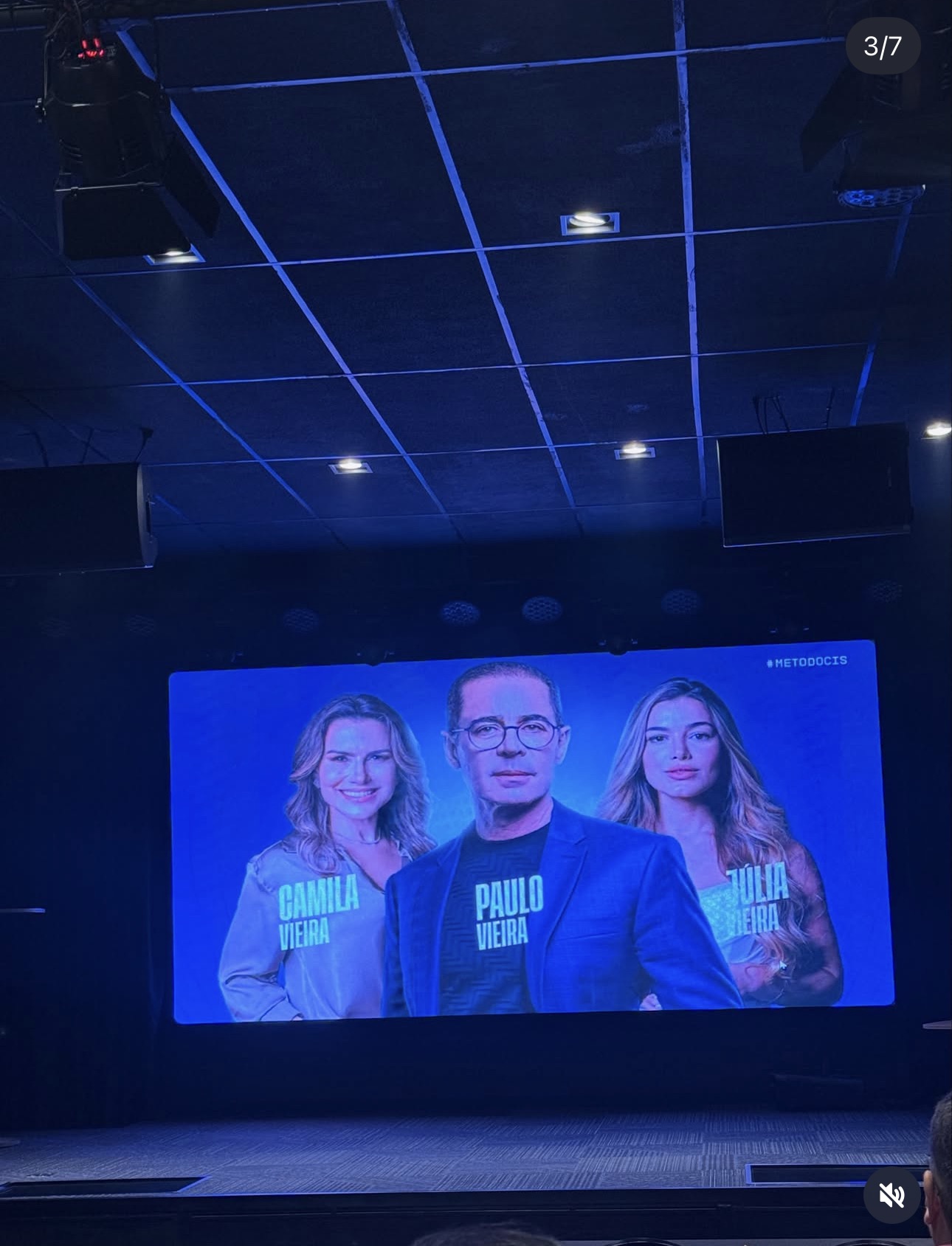 Palco com telão de LED e microfones
