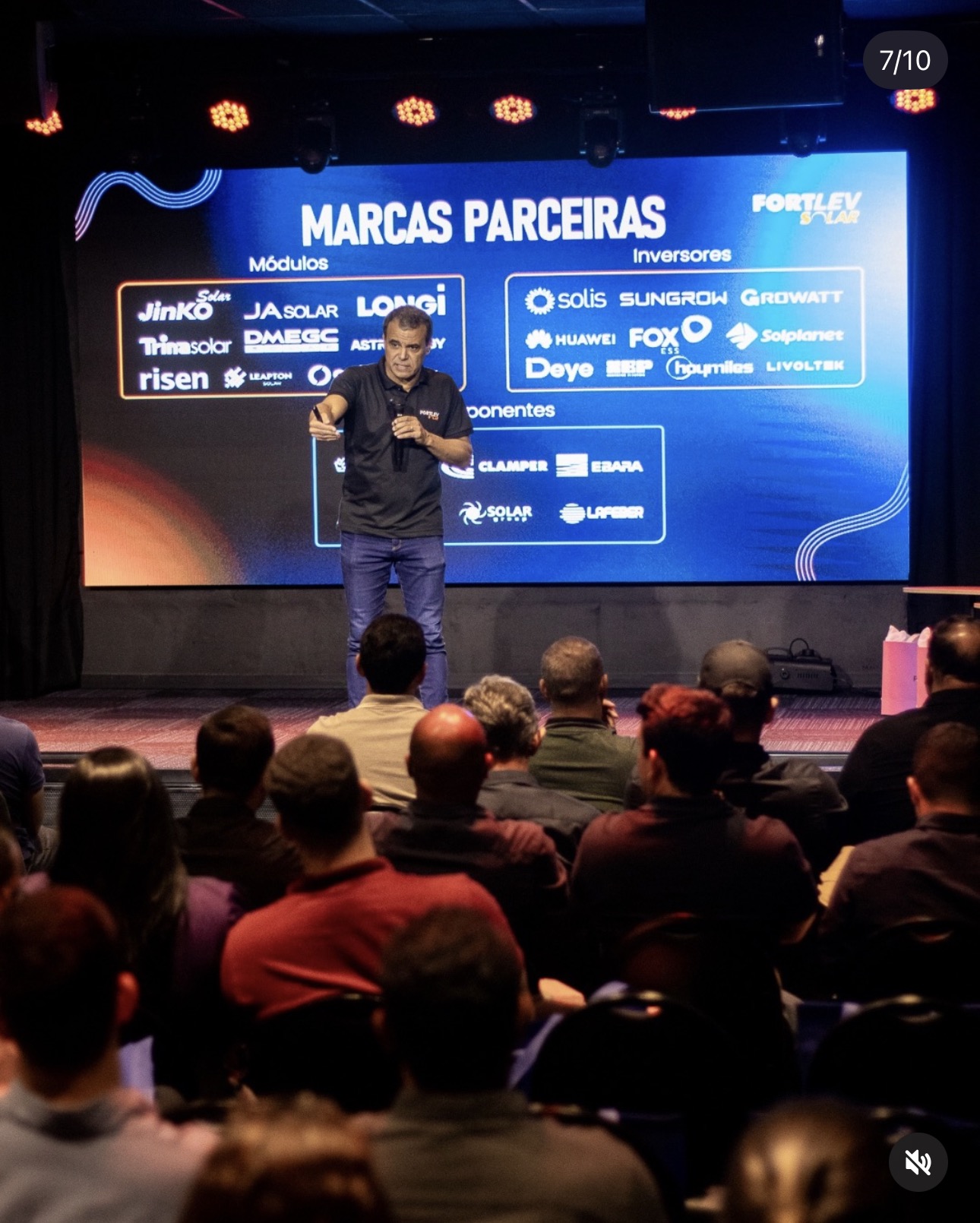 Auditório com cadeiras voltadas ao palco