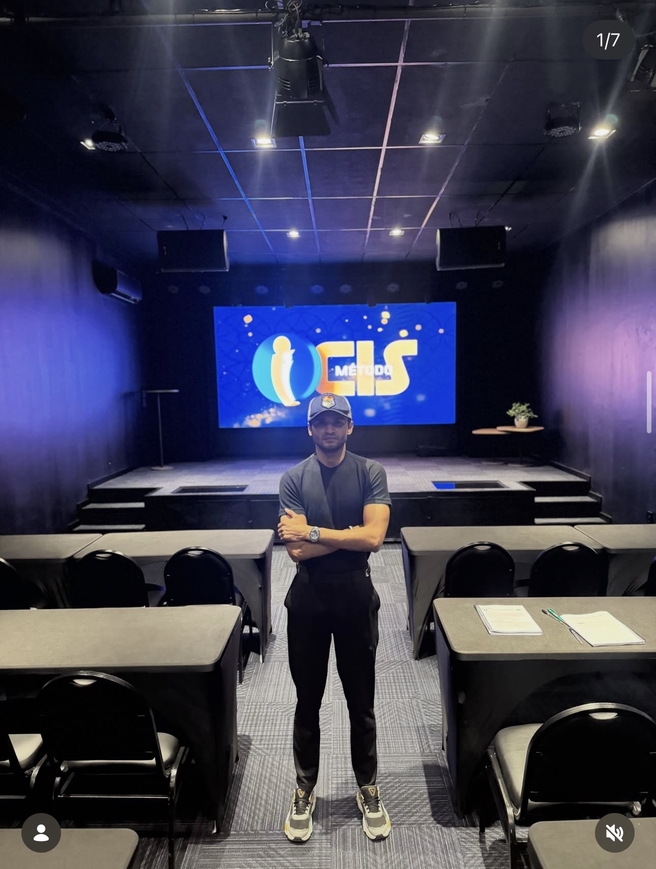 Sala no formato escola com mesas e cadeiras